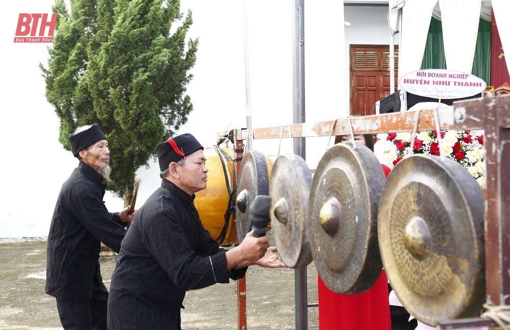 Le président du Comité populaire provincial, Do Minh Tuan, a assisté à la Journée de la Grande Unité nationale dans la zone résidentielle 5 de la commune de Can Khe