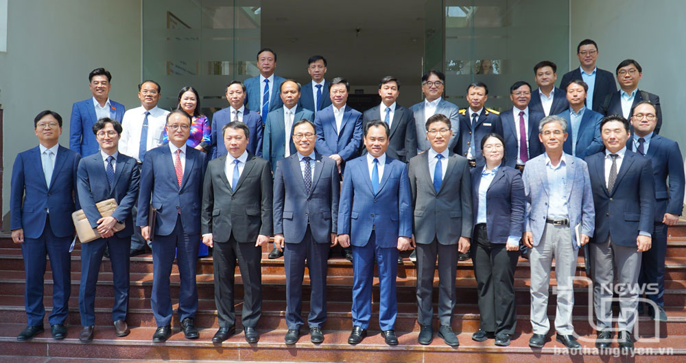 Genosse Trinh Viet Hung, stellvertretendes Mitglied des Zentralkomitees der Partei, Sekretär des Parteikomitees der Provinz Thai Nguyen, und Delegierte machten während des Empfangs und der Arbeitssitzung mit Herrn Choi Youngsam, außerordentlicher und bevollmächtigter Botschafter der Republik Korea in Vietnam, Erinnerungsfotos.