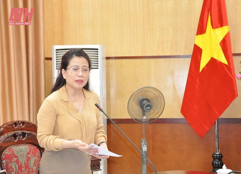 Implementar sincrónicamente soluciones para mejorar la efectividad del desarrollo turístico en la provincia de Thanh Hoa.