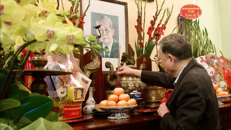 General Secretary To Lam burns incense in memory of General Secretary Le Duan. (Photo: VOV)