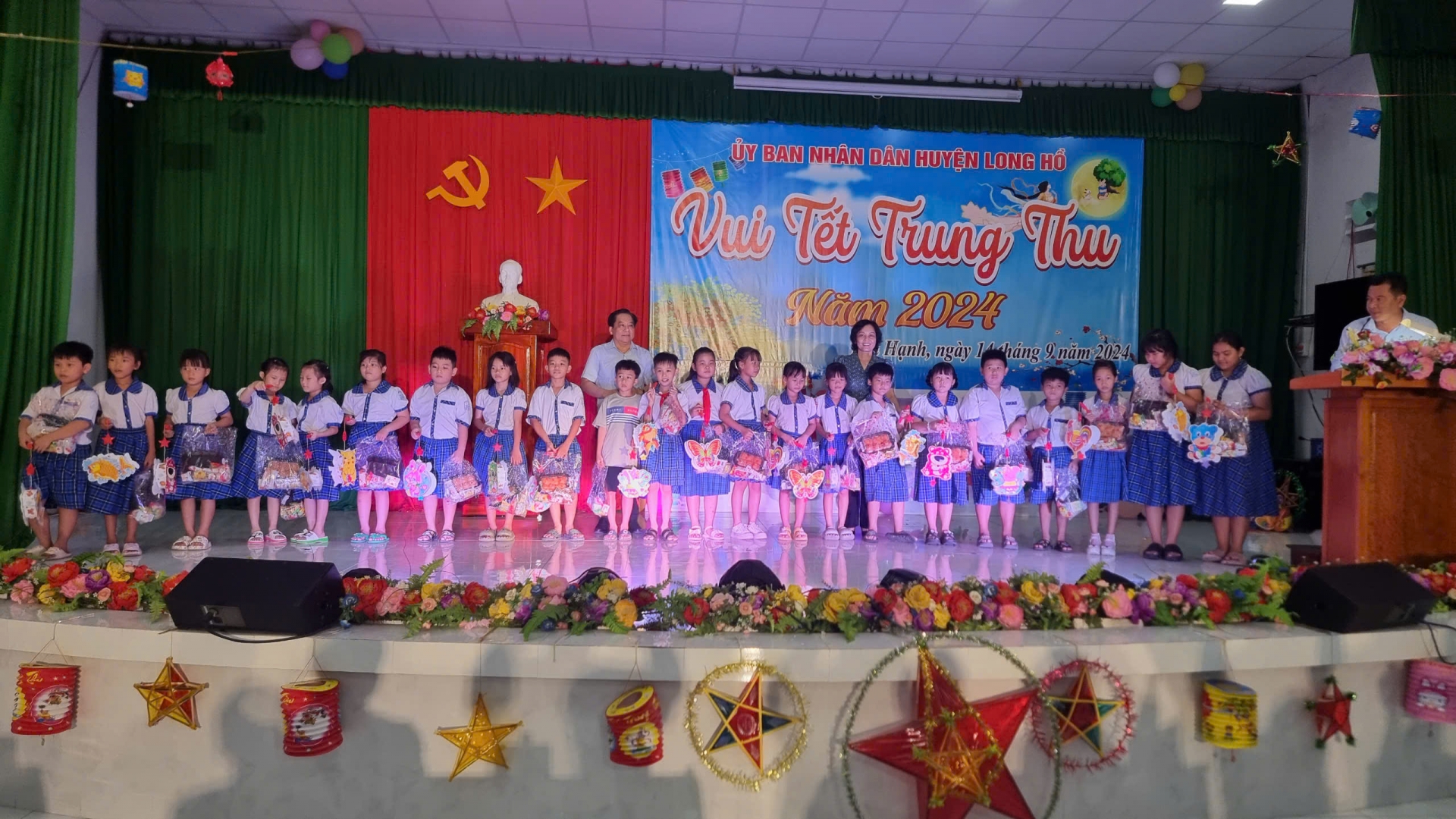 Die Verantwortlichen der Provinz Vinh Long überreichten den Kindern Mittherbstgeschenke.