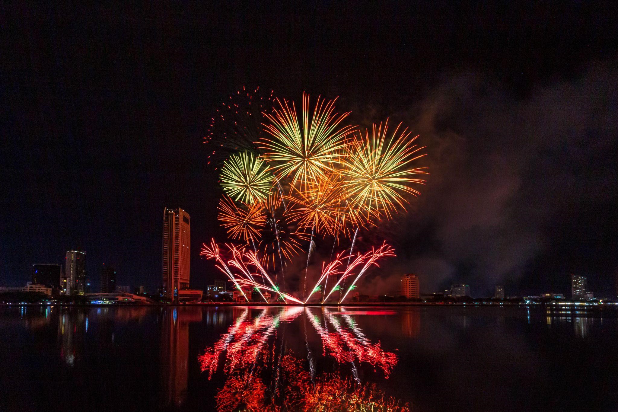 Locals and foreign tourists surprised by Da Nang's fireworks display