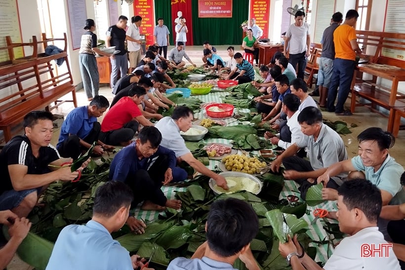 ប្រជាជន Mai Phu រុំ 1,899 banh chung ដើម្បីរំលឹកដល់ស្តេច Mai Hac De