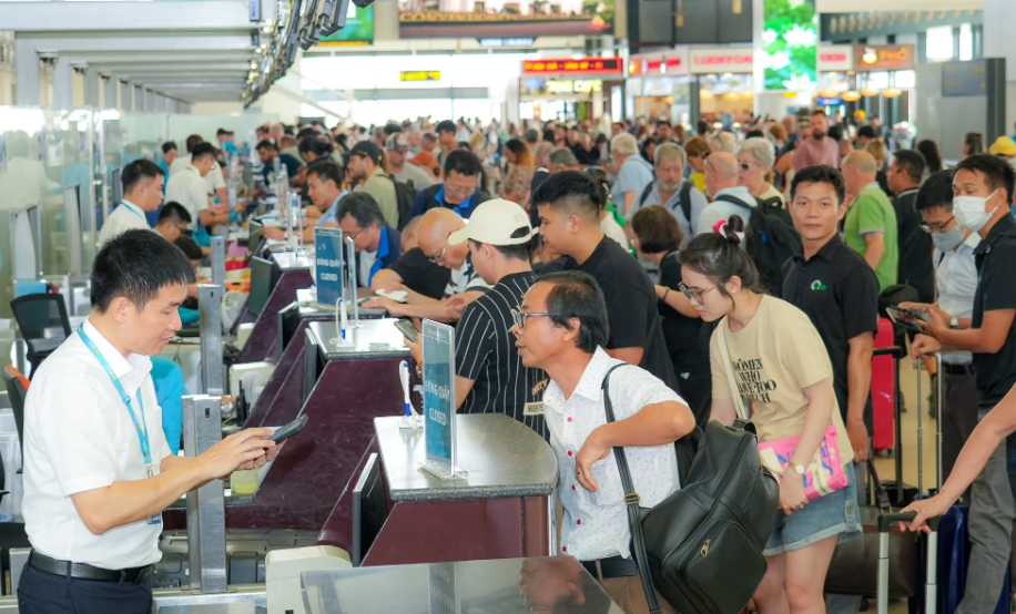 Giá vé máy bay Tết 2025 tăng cao, hết hạng phổ thống - Ảnh 1.