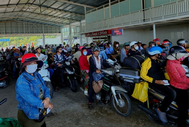 Sáng 15-7, du khách có thể vào đất liền bằng các chuyến tàu, phà Phú Quốc - Hà Tiên