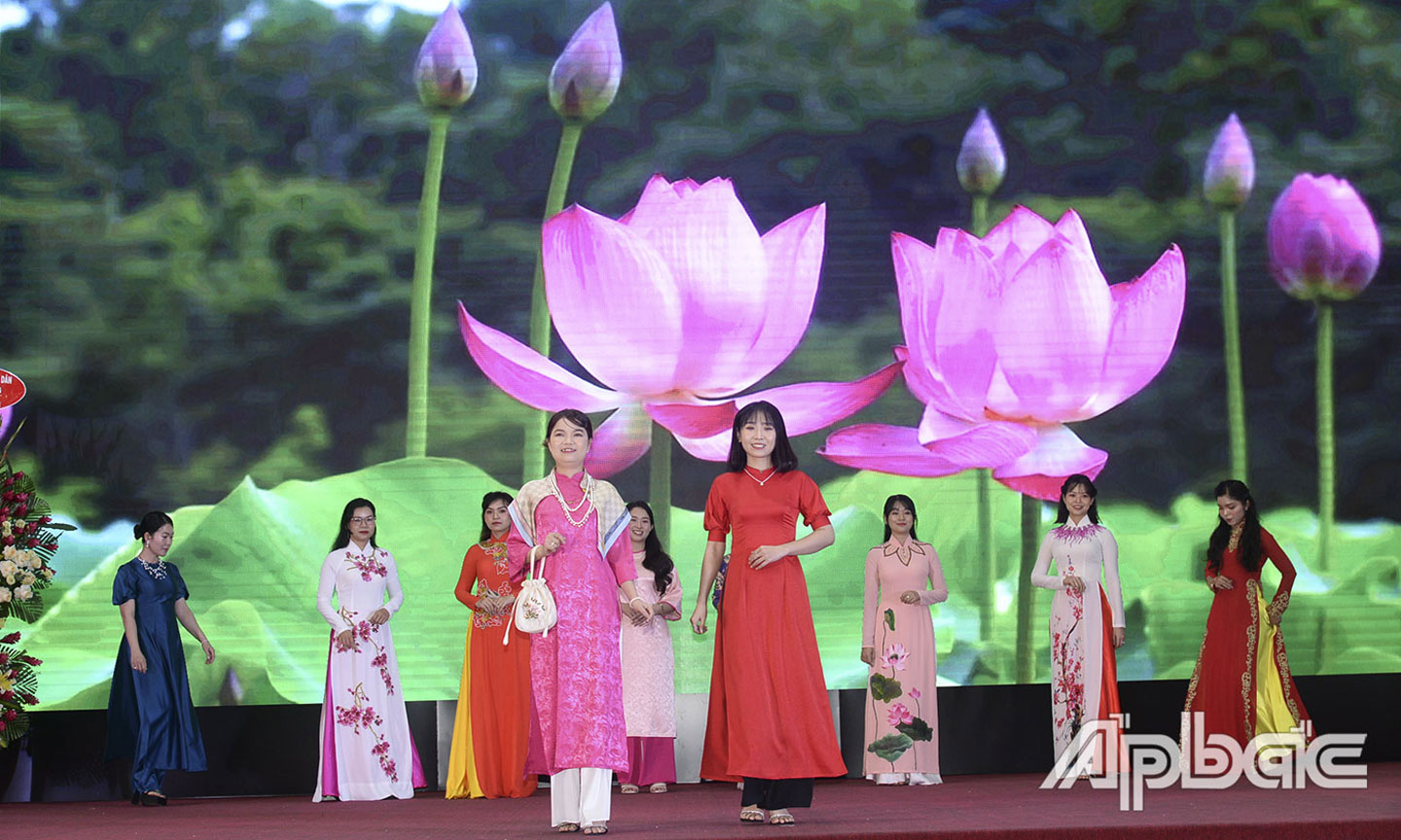 Spectacle d'Ao Dai...