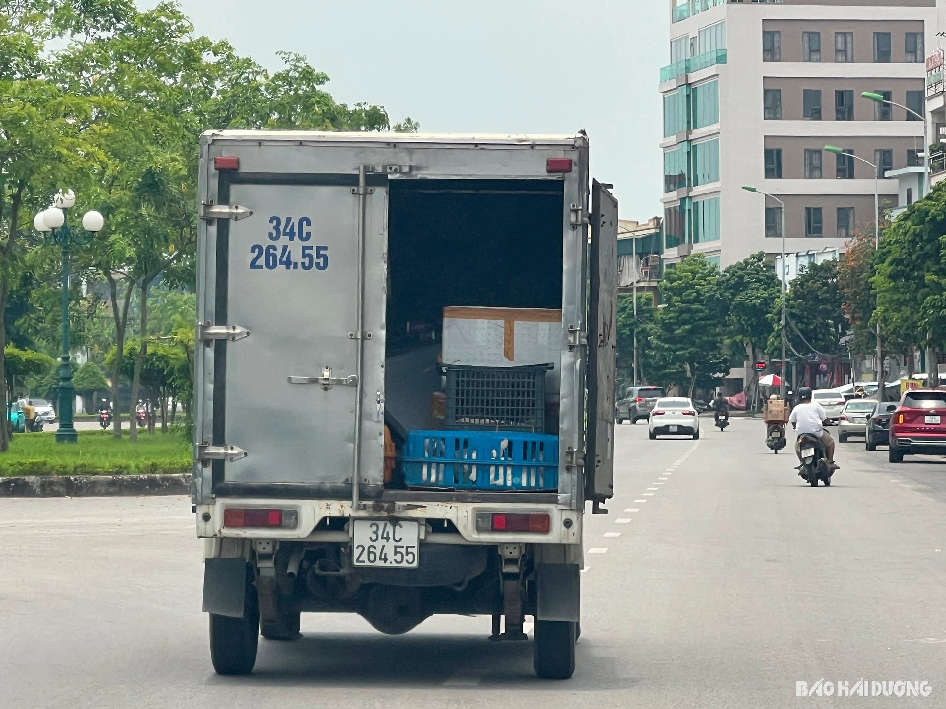 Nguy hiểm ô tô không chốt cửa thùng xe khi đang chạy