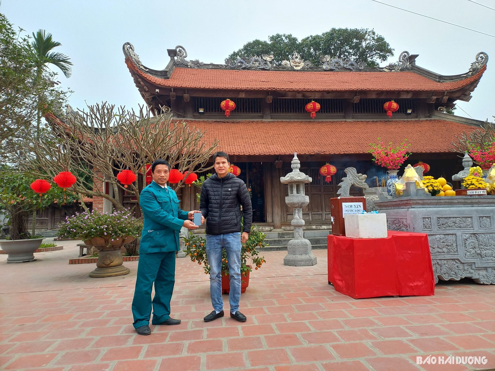 Turistler, Cam Giang bölgesindeki Bia Tapınağı kalıntılarında kaybettikleri eşyalarını geri aldılar