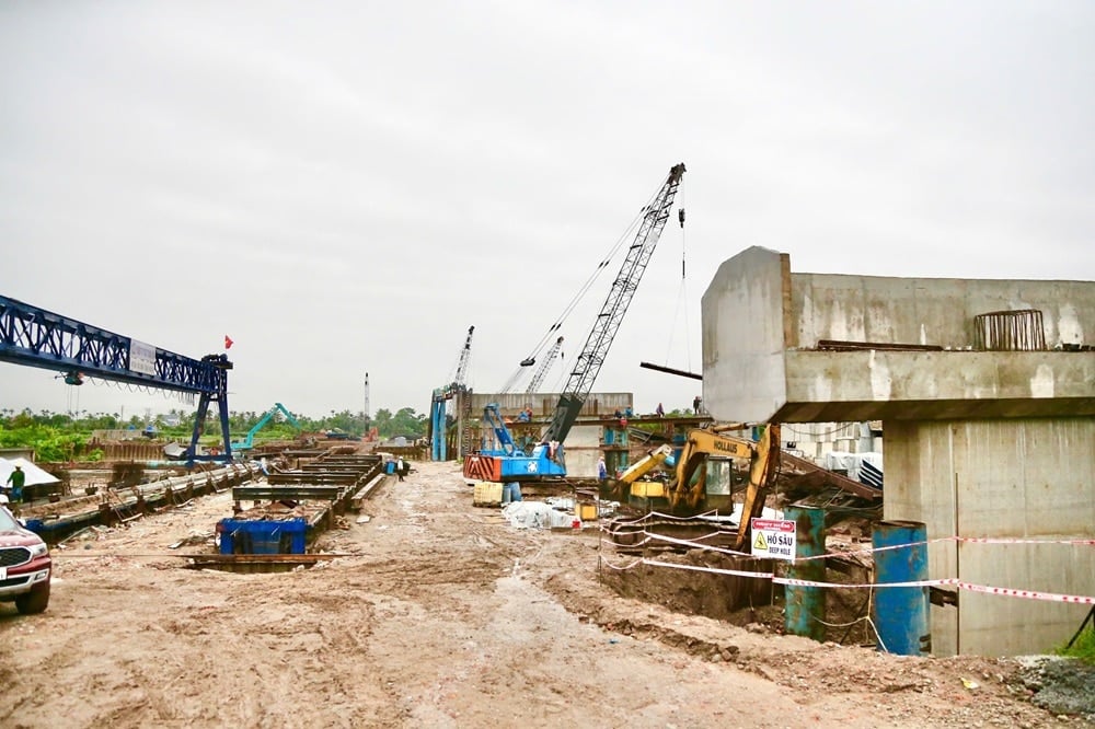 Le projet d'investissement pour la construction du pont sur la rivière Hoa sera mis en service le 13 mai 2025. Photo : Trung Kien