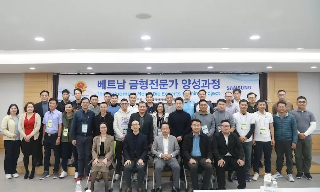 Inauguración de un curso de formación para expertos en diseño y producción de moldes en Corea