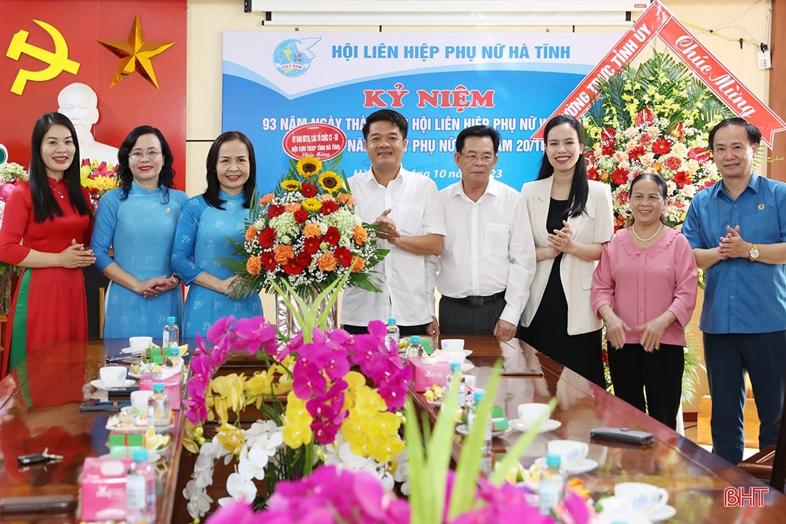 Provincial leaders congratulate officials and members of the Ha Tinh Women's Union