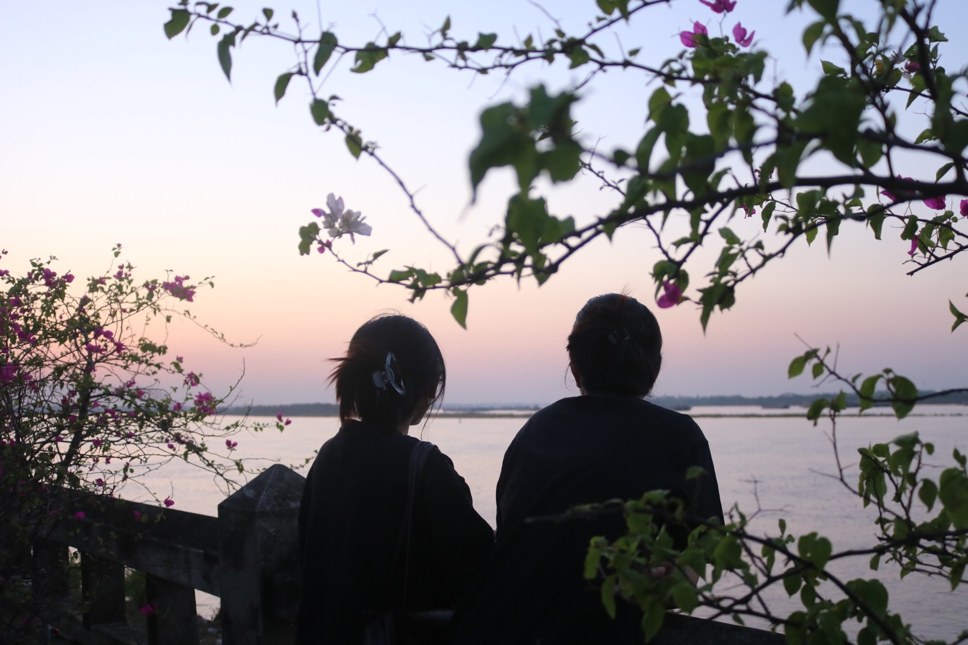 Junge Leute laden sich gegenseitig ein, an einem neuen Ort einzuchecken, um den Sonnenuntergang zu beobachten, extrem entspannt in Hanoi, Foto 4