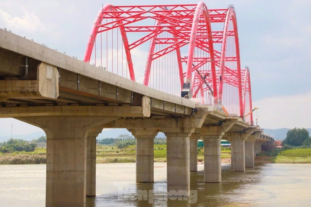 El primer puente de arco de acero en Quang Ngai está listo para abrir al tráfico a finales de año, foto 23