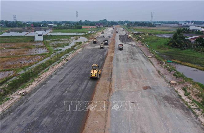 Dự án đường tỉnh 823D kết nối Long An với TP Hồ Chí Minh, chiều dài toàn tuyến là 14,27km với tổng mức đầu tư là 850 tỷ đồng; điểm đầu Km0+000 (ranh giới tỉnh Long An và TP.HCM), điểm cuối Km14+274 (tại nút giao vòng xoay Hậu nghĩa, huyện Đức Hòa). Ảnh: Vũ Sinh/TTXVN