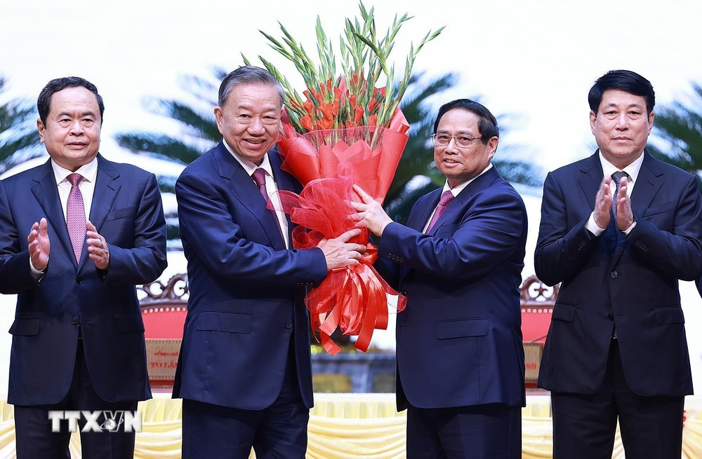 Politburo member and Prime Minister Pham Minh Chinh, on behalf of key leaders and senior leaders of the Party and State, presented flowers to congratulate Comrade To Lam on his election as General Secretary of the 13th tenure. (Photo: Duong Giang/VNA)