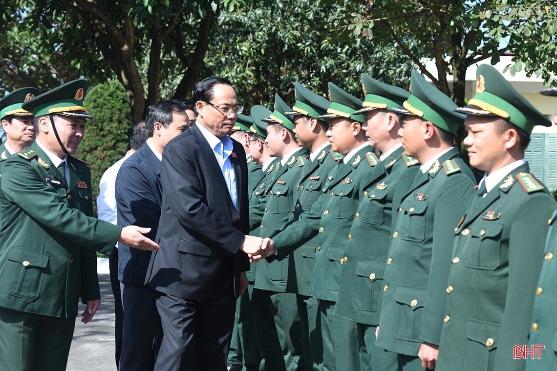 Vice Chairman of the National Assembly wishes a happy new year to people, officers and soldiers in Ha Tinh