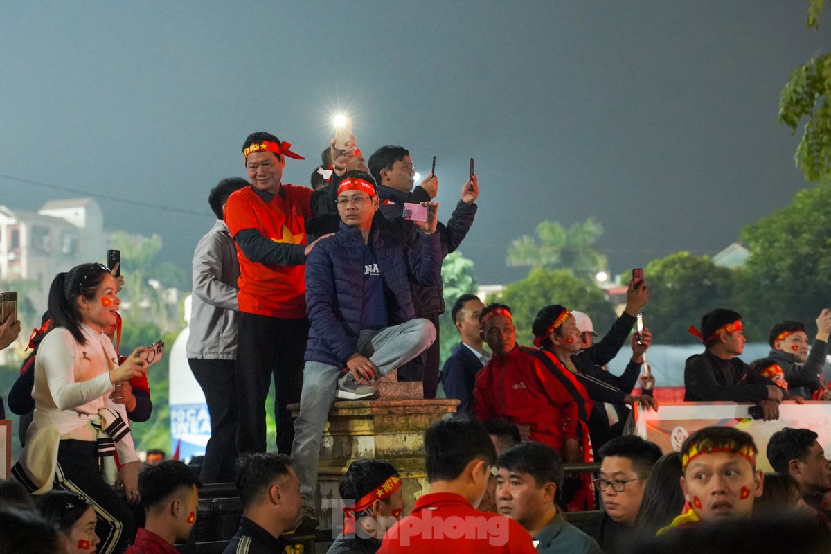 태국에 대한 베트남의 승리를 축하하기 위해 Viet Tri 경기장 주변으로 몰려드는 군중들 사진 14