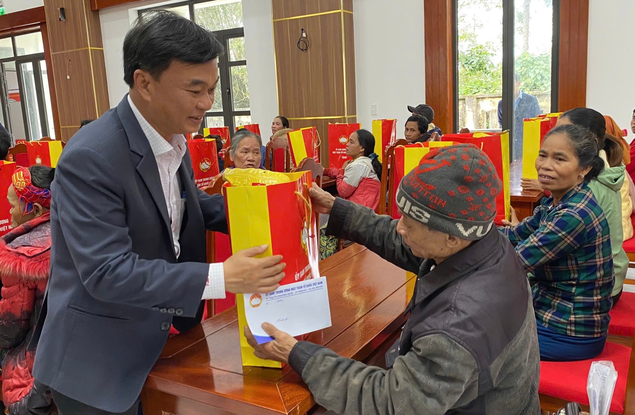 Bí thư Trung ương Đảng, Trưởng Ban Đối ngoại Trung ương Lê Hoài Trung thăm, tặng quà Tết tại Quảng Trị