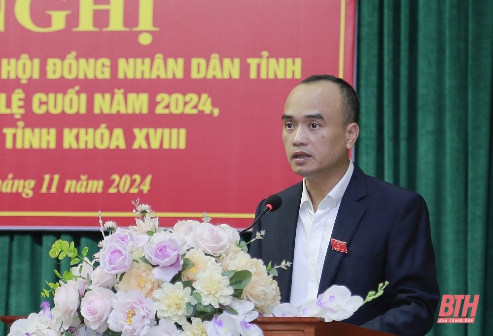 Deputy Secretary of the Provincial Party Committee Trinh Tuan Sinh met with voters of Sam Son City