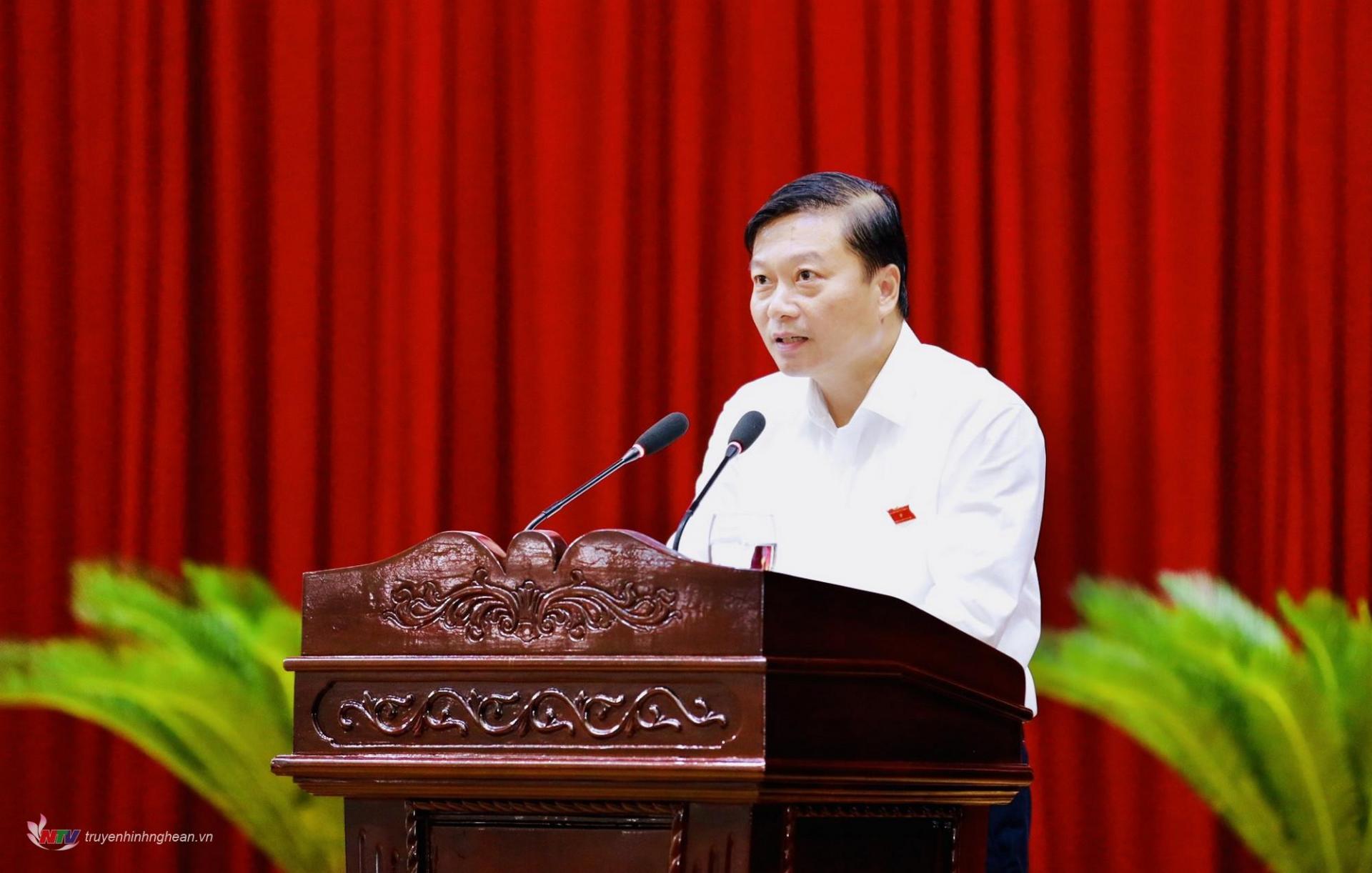 Comrade Le Hong Vinh - Member of the Provincial Party Committee, Permanent Vice Chairman of the Provincial People's Committee spoke at the discussion session.