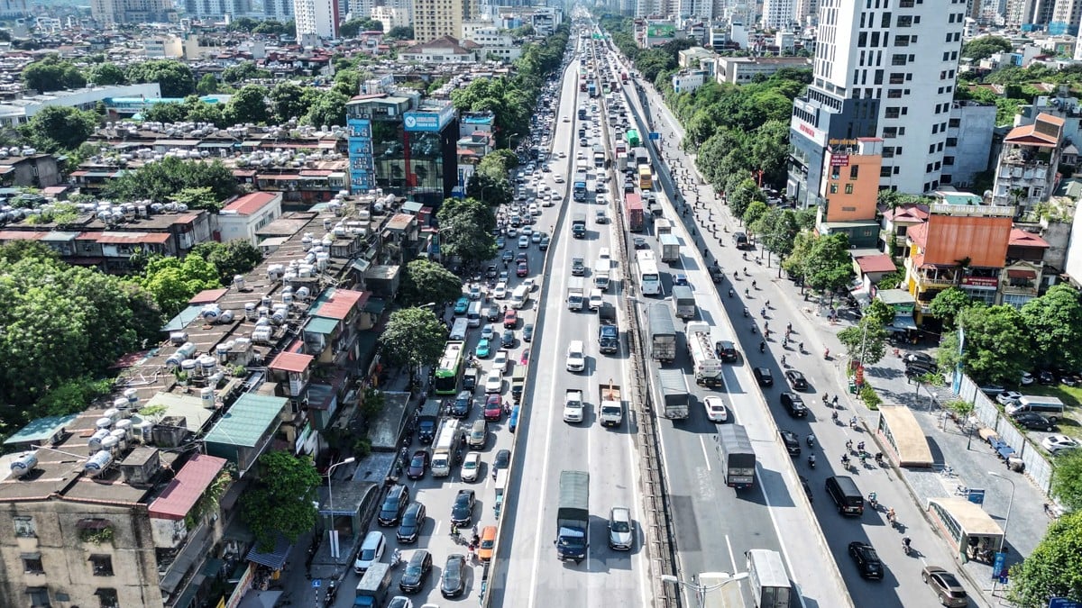 Người dân 'tay xách nách mang' rời Thủ đô nghỉ lễ, các ngả đường cửa ngõ Hà Nội ùn tắc ảnh 1