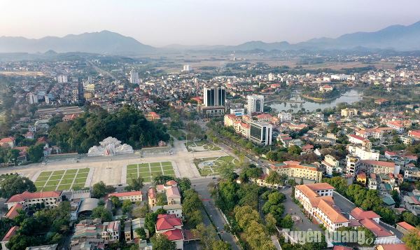 총리는 2050년 비전을 가지고 2021년부터 2030년까지의 뚜옌꽝 성 계획을 시행하기 위한 계획을 공포하기로 하는 결정에 서명했습니다.