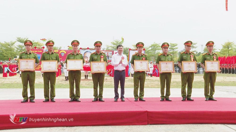 បុគ្គល និងក្រុមទទួលបានវិញ្ញាបនបត្រនៃបុណ្យកុសល។