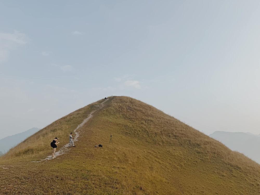 When Mr. Minh arrived at Ba Quang, it was the end of September. There were still some green grass areas, but according to him, the scenery was still extremely beautiful: 