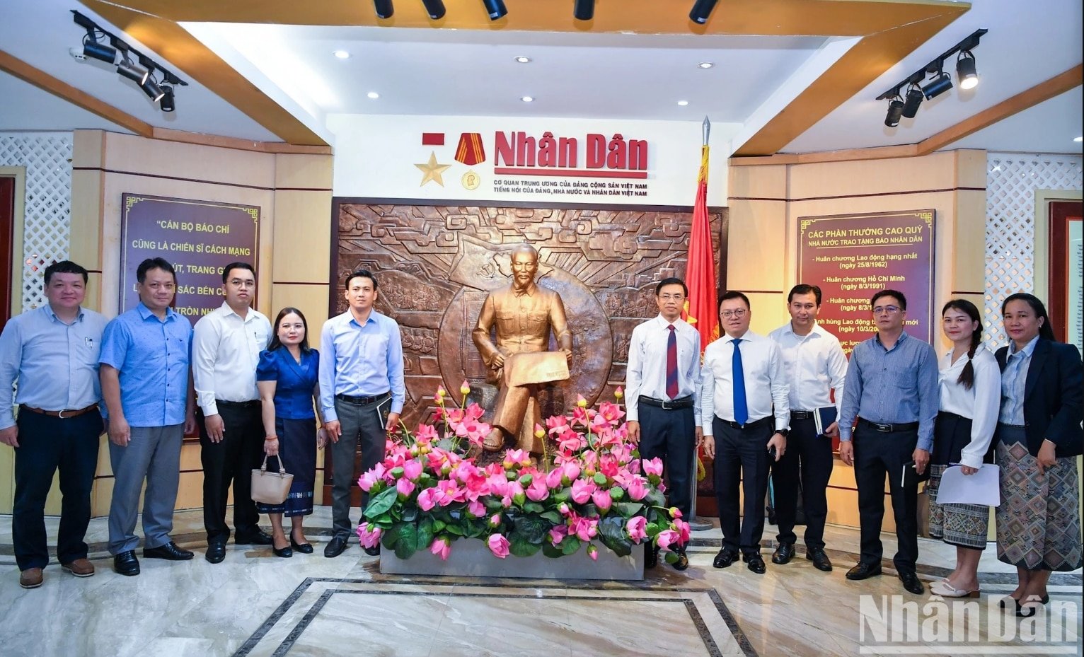 Le groupe de travail du journal Lao Paxxon participera à des sessions de formation professionnelle au journal Nhan Dan, image 2