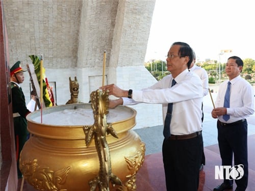 Cérémonie de visite du cimetière provincial des martyrs à l'occasion du 80e anniversaire de la fondation de l'Armée populaire du Vietnam