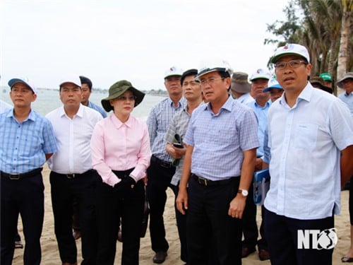 El camarada Pham Van Hau, subsecretario permanente del Comité Provincial del Partido y presidente del Consejo Popular Provincial, inspeccionó la situación de la erosión costera y trabajó con la ciudad. Phan Rang – Torre Cham