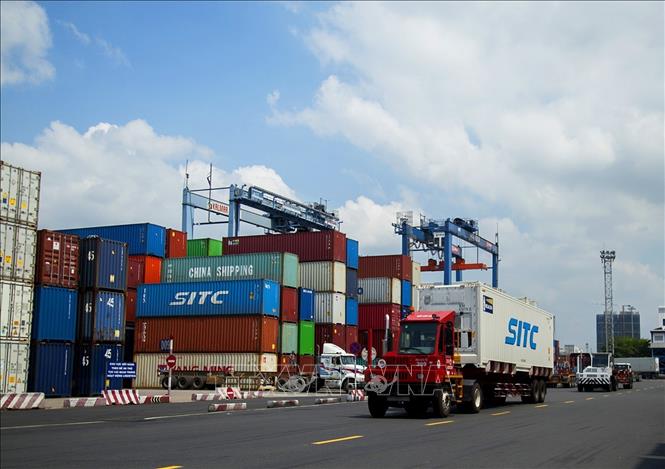 Carga y descarga de contenedores en el Nuevo Puerto de Saigón. Foto ilustrativa: Hong Dat/VNA