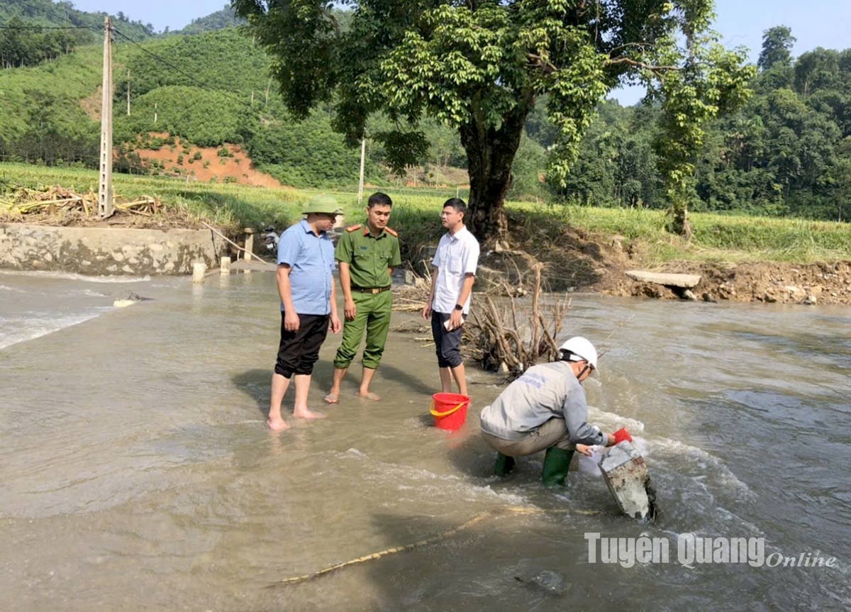 Khẩn trương lấy mẫu quan trắc môi trường nước trên địa bàn Chiêm Hóa