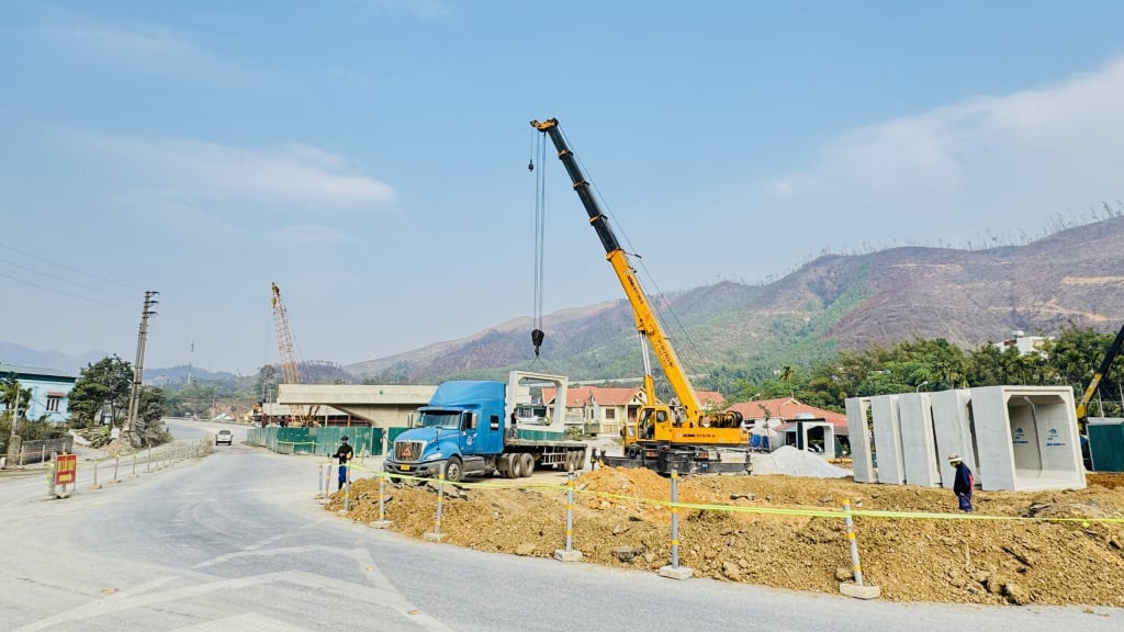 L'entrepreneur qui construit le viaduc à l'intersection QL18 fait partie du projet de rénovation et de modernisation de QL279 à travers le quartier de Quang Hanh (ville de Cam Pha). Photo : Manh Truong