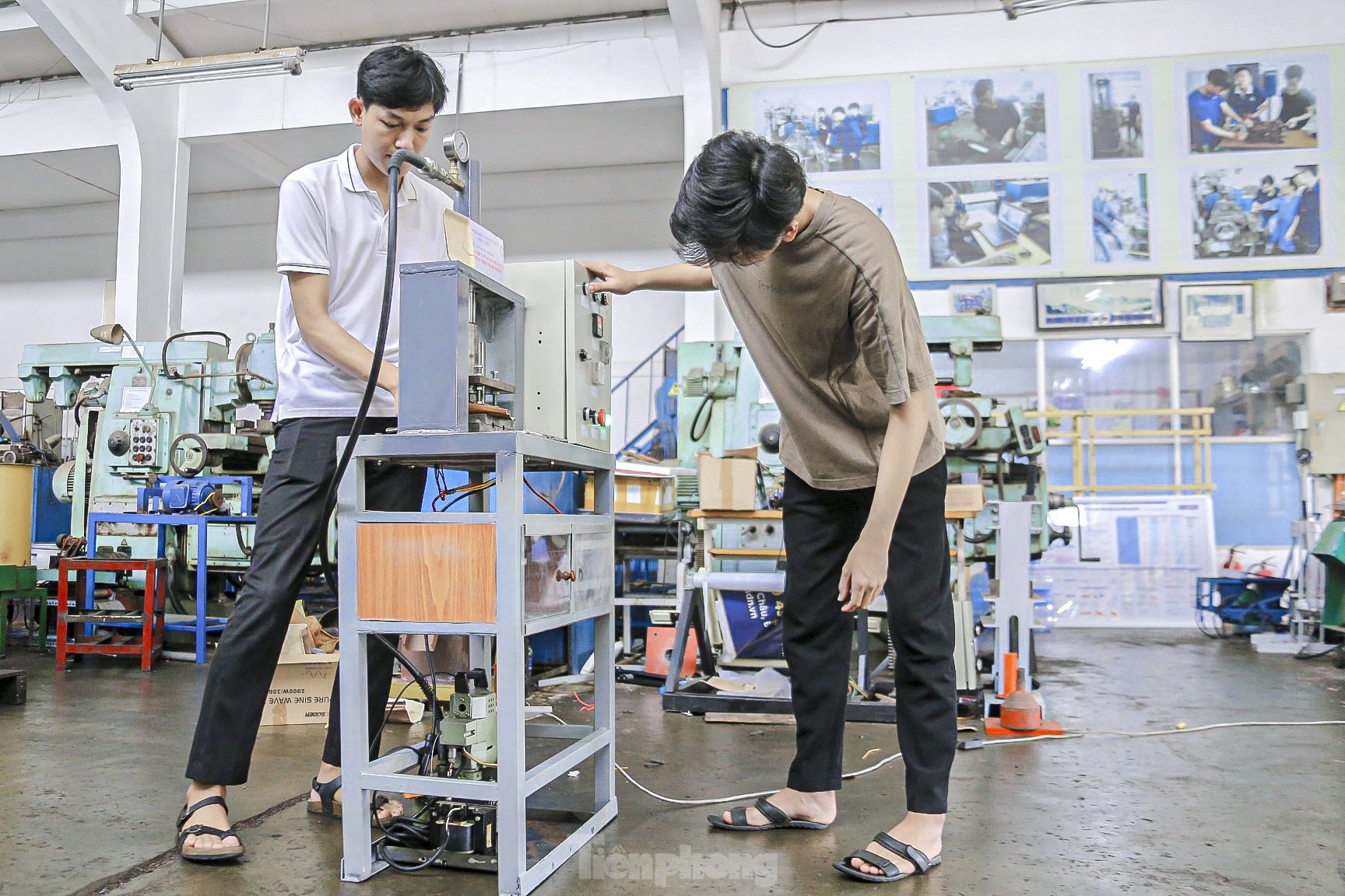 Da Nang students invent dishwashing machine from environmentally friendly materials photo 1