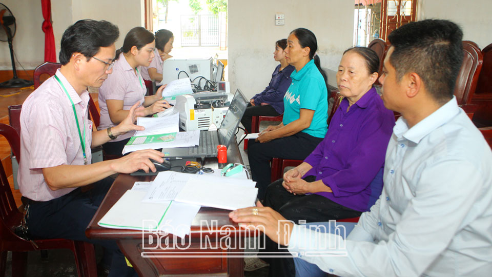 Activities at the transaction point of Nam Thai commune (Nam Truc) create favorable conditions for people to access policy credit capital.