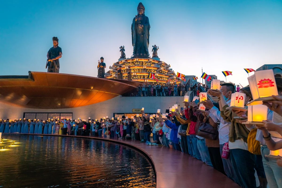 Many exciting experiences await tourists in Tay Ninh on Mid-Autumn Festival photo 2