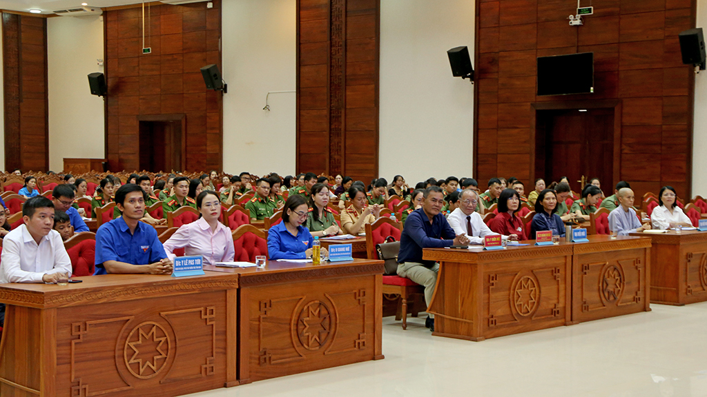 Plus de 5 000 membres du syndicat des jeunes ont assisté à la conférence pour étudier et suivre l'idéologie, la moralité et le style de Ho Chi Minh.