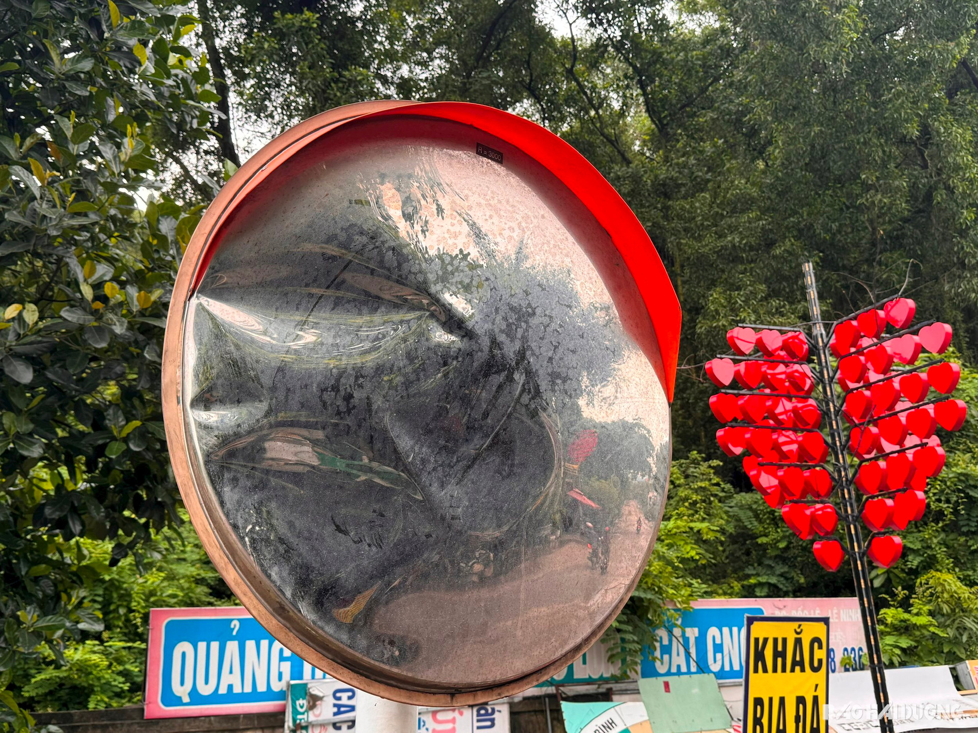 កញ្ចក់​ប៉ោង​លើ​ផ្លូវ​ខេត្ត​៣៨៩​ខូច