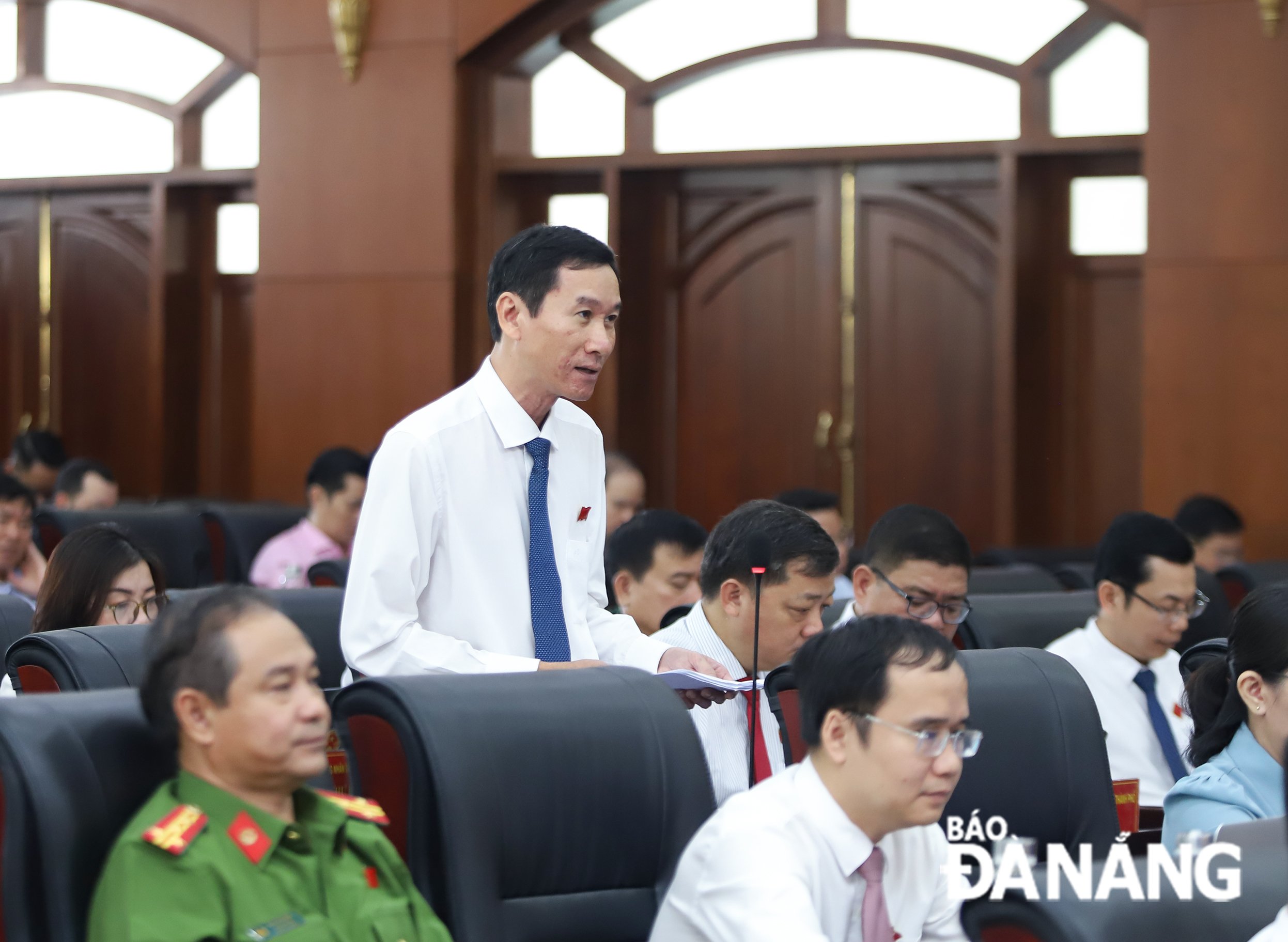 সিটি পিপলস কাউন্সিলের অর্থনৈতিক - বাজেট কমিটির উপ-প্রধান, প্রতিনিধি নগুয়েন দিন তুয়ান, সভায় আলোচনা করেন। ছবি: পি.ভি.