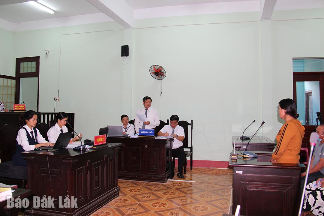 Lawyer questions defendant Duong Thi Thuy.