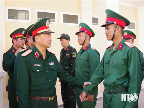 Le commandant de la région militaire 5 inspecte la formation des nouveaux soldats