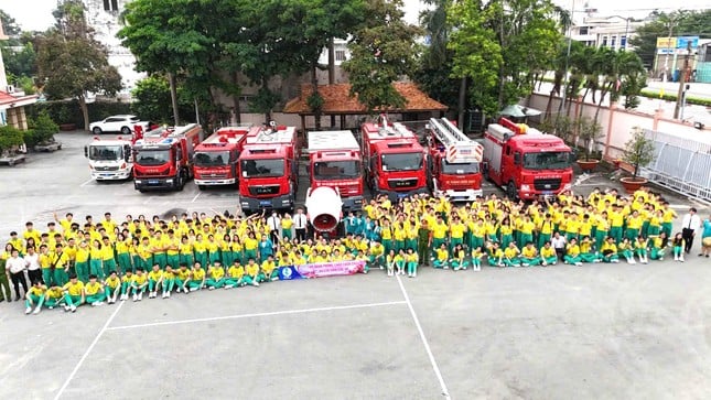 Jóvenes 'bomberos' se balancean en cuerdas, trepan edificios altos para combatir incendios y rescatar víctimas foto 9