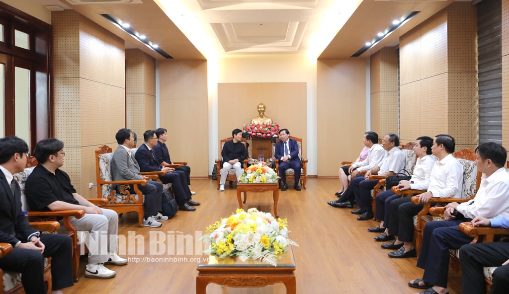 도 인민위원회 간부들, 서울대학교 보건대학원 대표단 접견