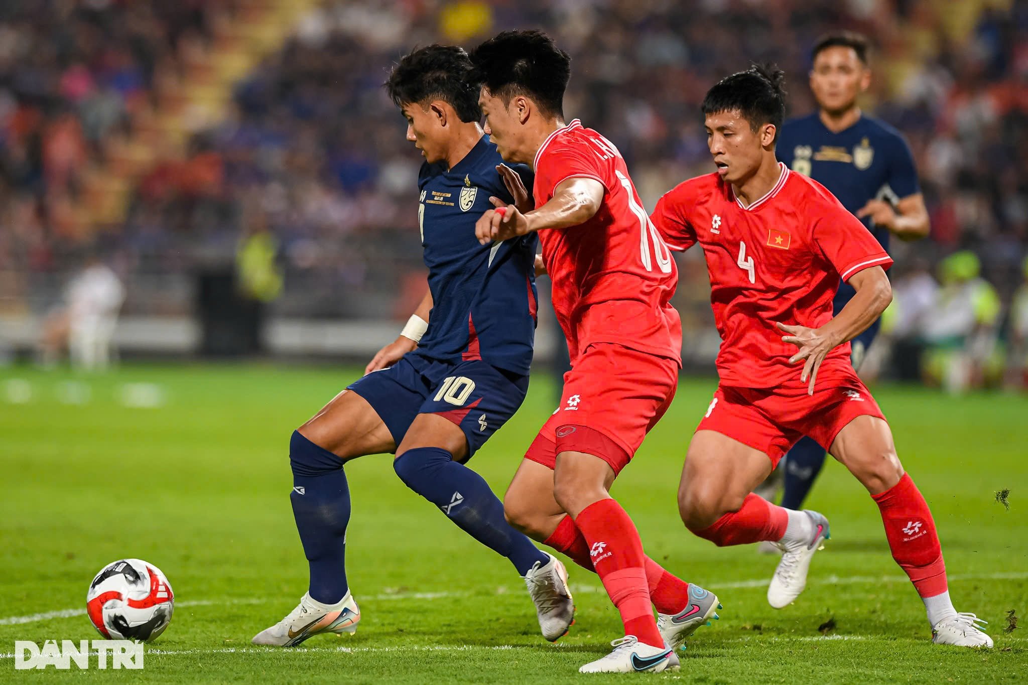 Tuyển Việt Nam vô địch AFF Cup: Vết gợn trên ngai vàng, bệ phóng tương lai - 1