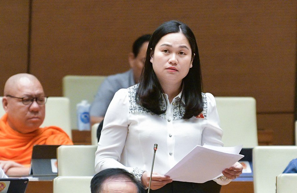 National Assembly Delegate Pham Thi Xuan (Thanh Hoa National Assembly Delegation) contributed comments on a number of contents with different opinions of the draft Law on Notarization (amended)