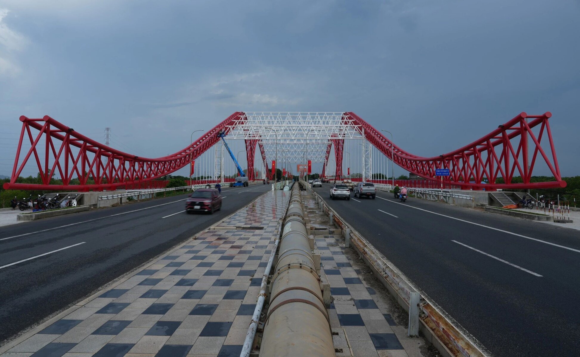 Close-up of the bridge shaped like a seagull spreading its wings in Ba Ria - Vung Tau photo 1