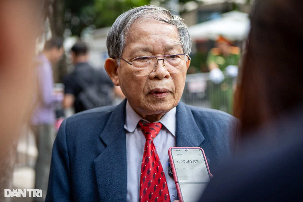 Lehrerin bewegt und las Gedicht zum Abschied von besonderer Schülerin Nguyen Phu Trong