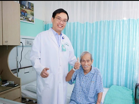 Da Nang: Laser surgery to remove 120g prostate tumor for 95-year-old man