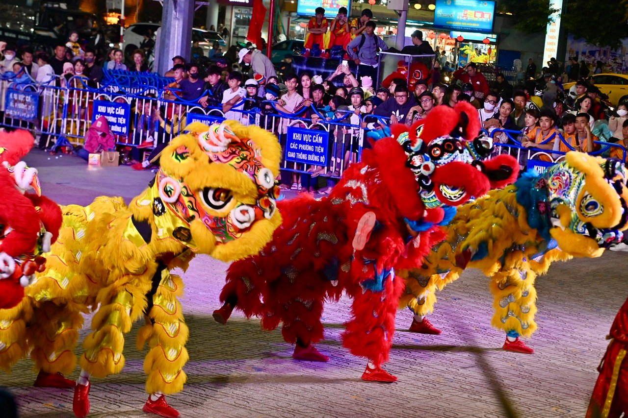 Attraktiver Löwe-Löwe-Drache-Wettbewerb in der Stadt. Nha Trang